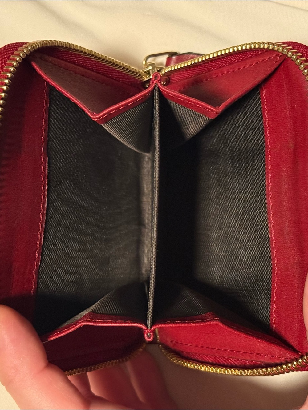 Gucci Women's Embossed Microguccissima Leather Zip Wallet in Deep Red - Picture 6 of 10